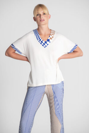 T-SHIRT COM DECOTE EM BICO