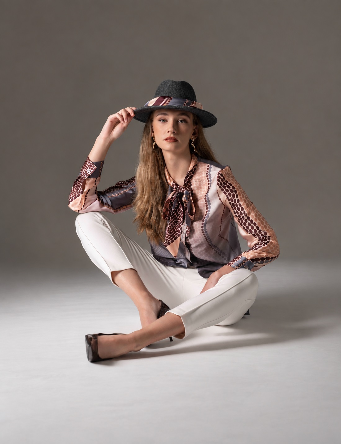 BLUSA ACETINADA ESTAMPADA COM LAÇO