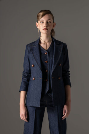 BLAZER DE GANGA COM BOTÕES CONTRASTANTES